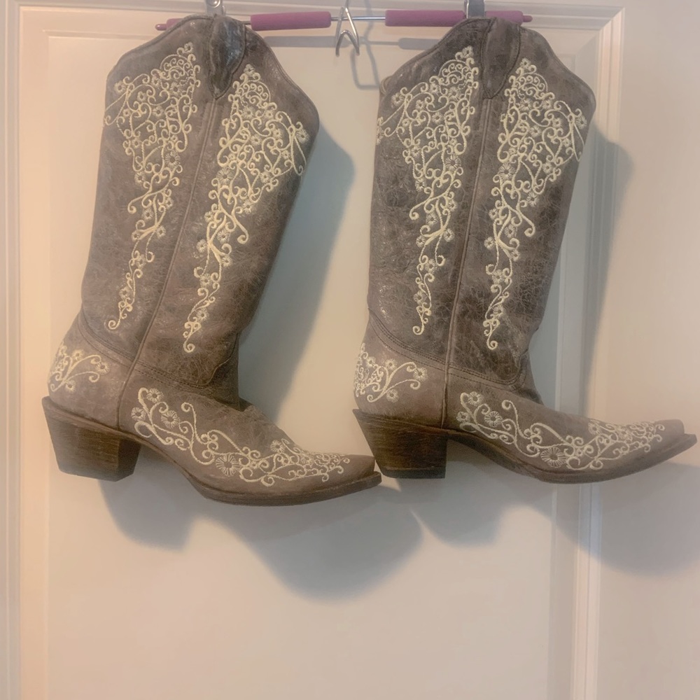 Size 9 women Vintage Corral A1094.